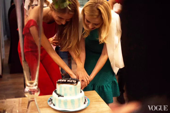 Директор Elena Burba Татьяна Богдан и дизайнер Елена Бурба разрезают праздничный торт