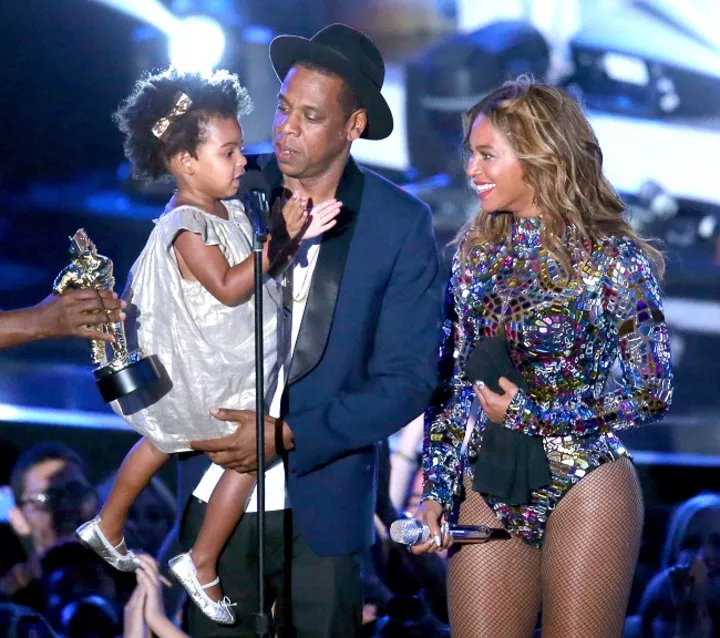 Джей Зи и Бейонсе с дочерью на церемонии MTV Music Awards (август, 2014)