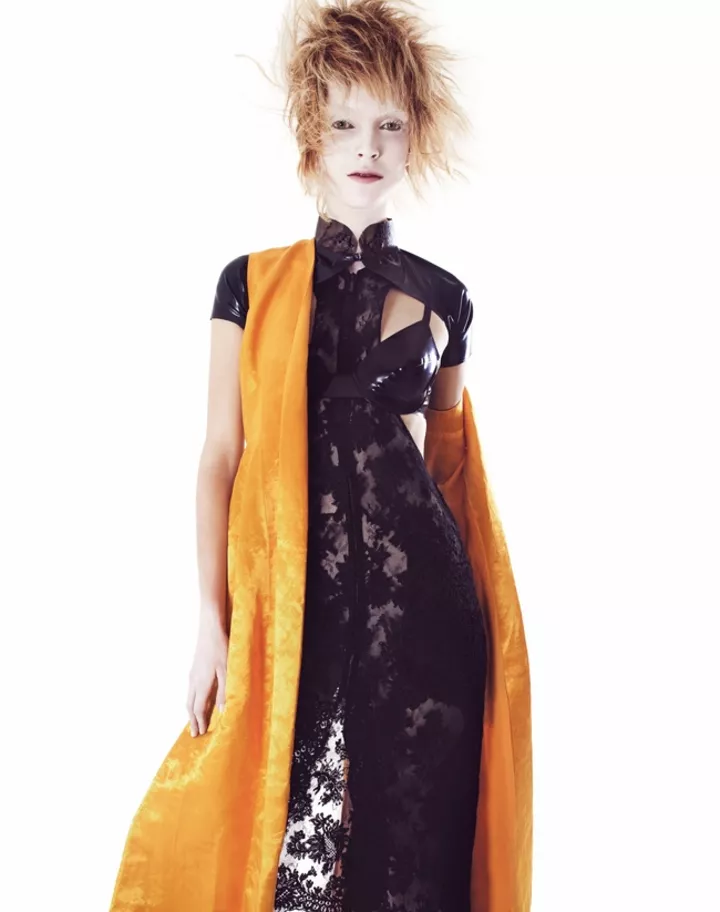 Атласное пальто, Dior; платье из хлопка и кружева, Chanel; бюстгальтер из латекса, болеро из латекса, все – Dawnamatrix