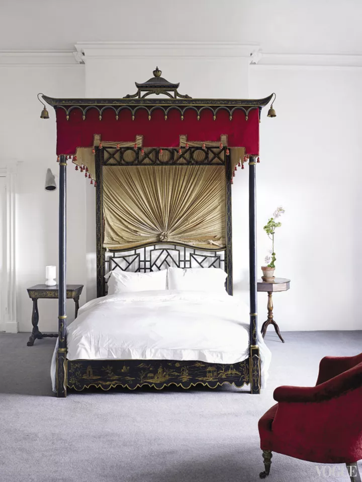 Спальня на верхнем этаже – кровать Chippendale в китайском стиле купил сам Линн Чедвик