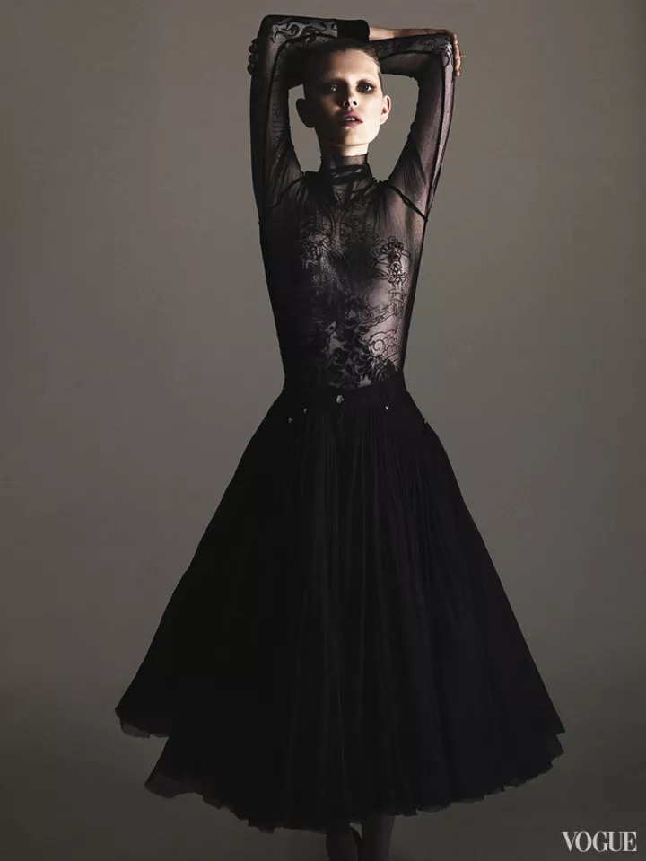 Топ из сетки и кружева, Delpozo; юбка из хлопка и фатина, Jean Paul Gaultier
