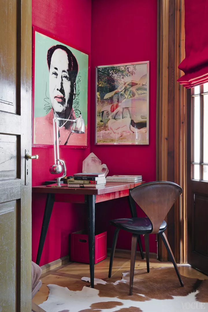Библиотека в красных тонах с уникальным портретом Мао работы Энди Уорхола и графикой Алена Жаке. На столе – лампа из горного хрусталя Жан-Мишеля Франка. Ореховый стул 50-х годов Нормана Чернера, обитый черной кожей
