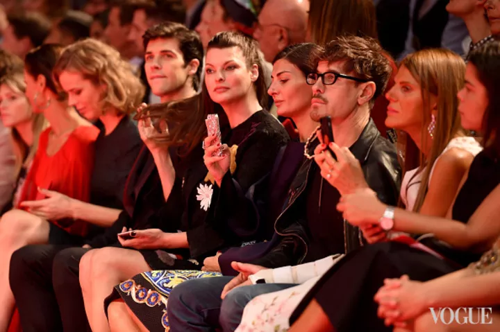 Танцор Роберто Болле, модель Линда Евангелиста, редак-
тор отдела моды W Magazine, старший редактор отдела моды
японского Vogue Джованна Батталья, креативный консультант
японского Vogue Анна Делло Руссо на показе Dolce & Gabbana,
весна-лето – 2015