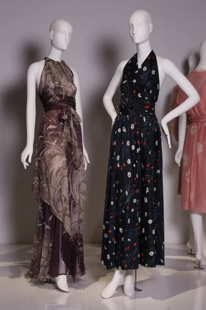 Платье Yves Saint Laurent, 1971 и платье Halston, 1976