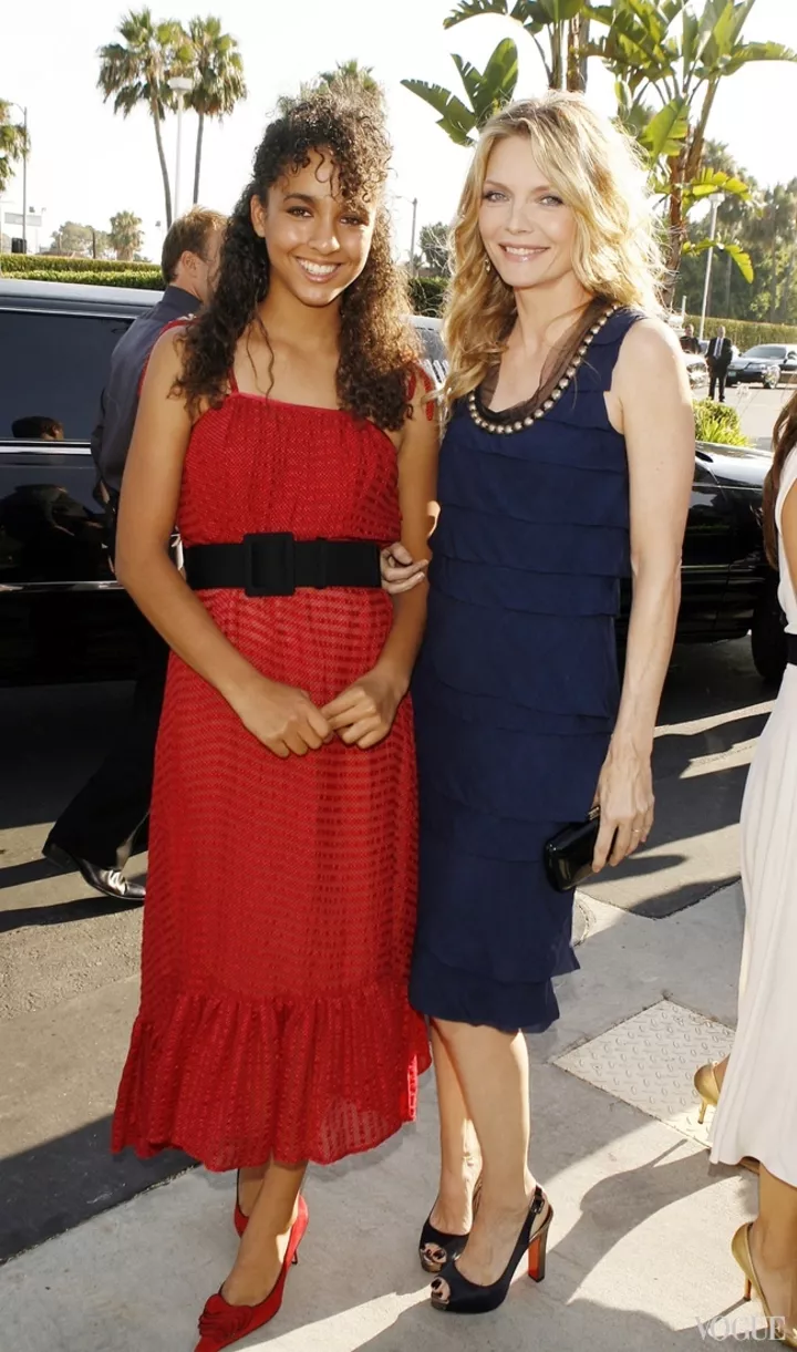 Клаудиа Роуз и ее приемная мать Мишель Пфайффер на премьере фильма "Звездная пыль", 2007