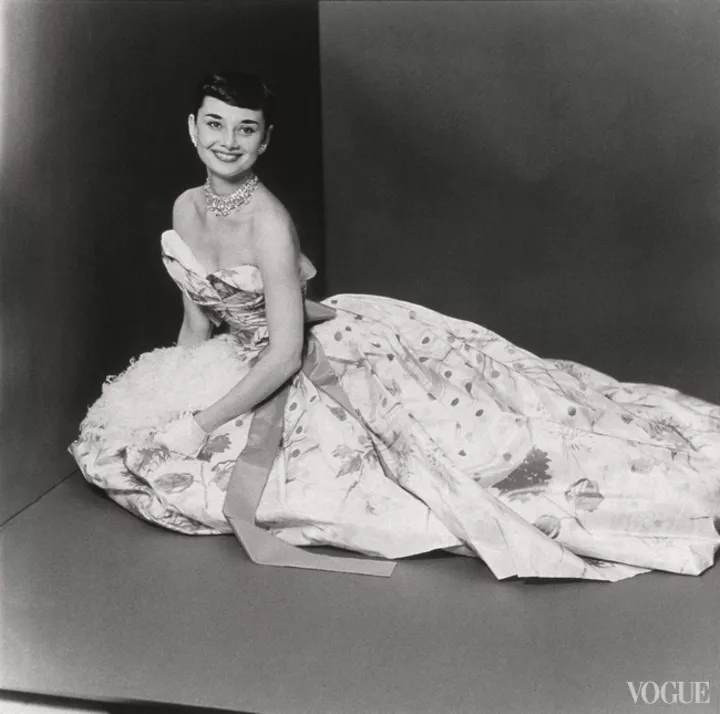 22-летняя Одри Хепберн в платье Bianchini by Adrian (март 1952, фотограф Ричард Ратлидж)