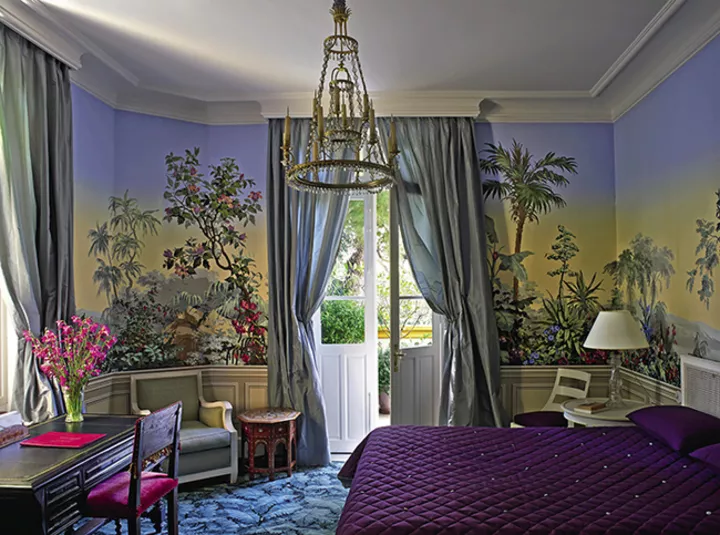 В гостиной на стенах – панорамные обои Zuber; на полу – ковер Madeleine Castaing (Catry Collection); антикварная мебель
