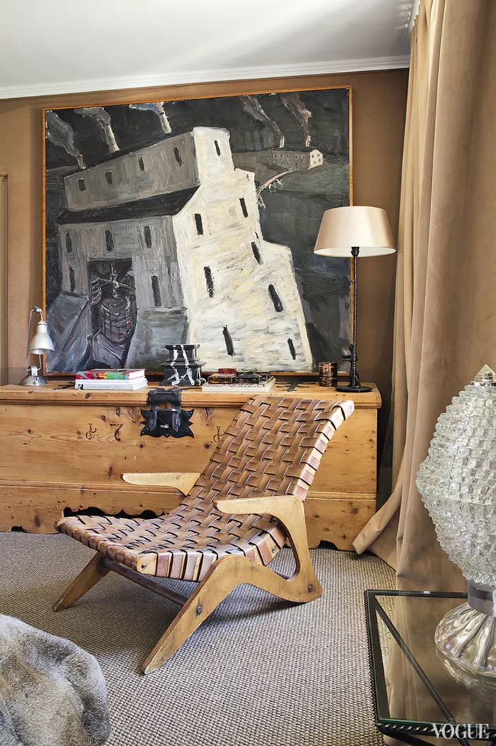 Гостевая спальня в шоколадно-коричневых тонах. Старинный сундук в традиционном энгадинском стиле, над ним – картина Чака Коннелли. Рядом шезлонг 50-х годов с кожаной оплеткой бразильского дизайнера Хосе Занине Кальдаса и винтажная лампа
