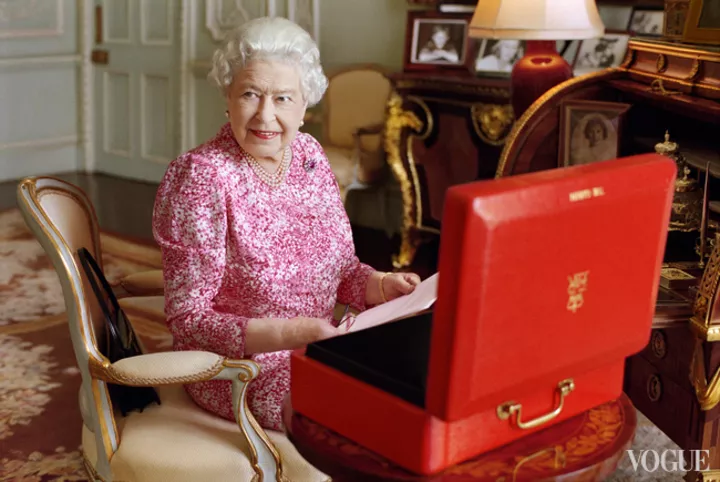 Новый официальный портрет королевы Елизаветы II в честь рекорда ее правления в Великобритании

