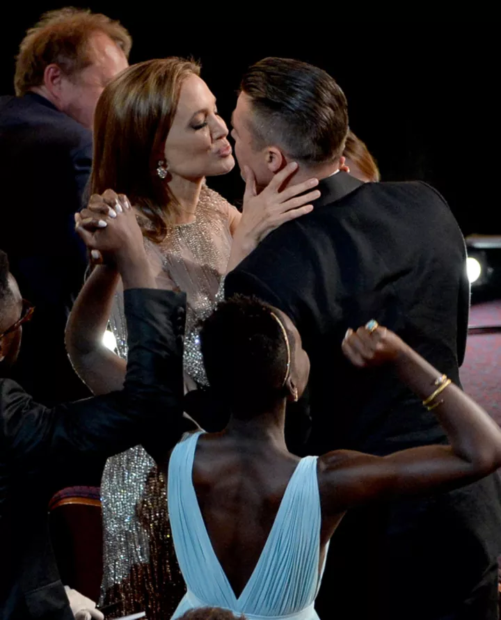 Анджелина Джоли поздравляет мужа с наградой на церемонии "Оскар" (2014)