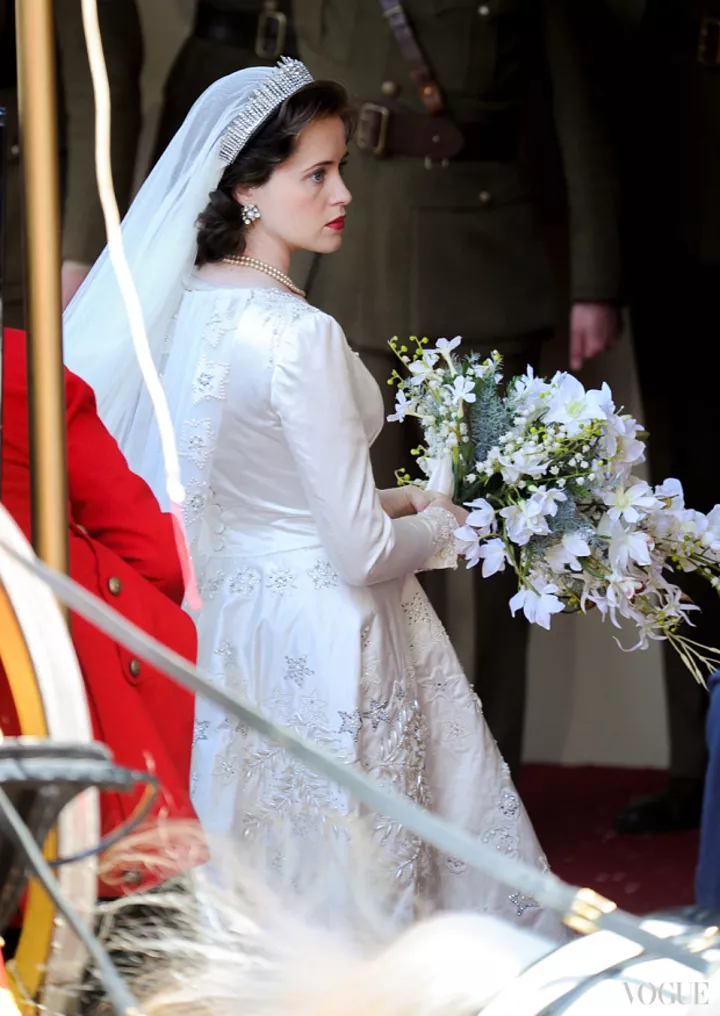 Клэр Фой в роли королевы Елизаветы II во время съемок фильма "Корона"
