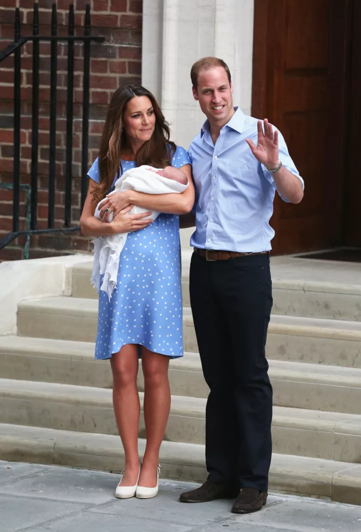 Кейт Миддлтон и принц Уильям презентовали миру новорожденного принца Георга, который появился на свет 21 июля 2013 года. В родах участвовав сам принц Уильям. Герцогиня Кембриджская вышла к прессе в голубом платье в белый горошек Jenny Packham 