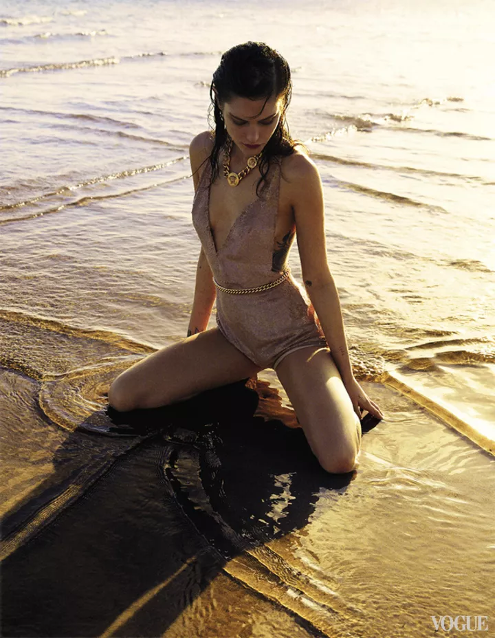 Топ-модель Кэти Нешер в съемке Greg Kadel для июньского Vogue