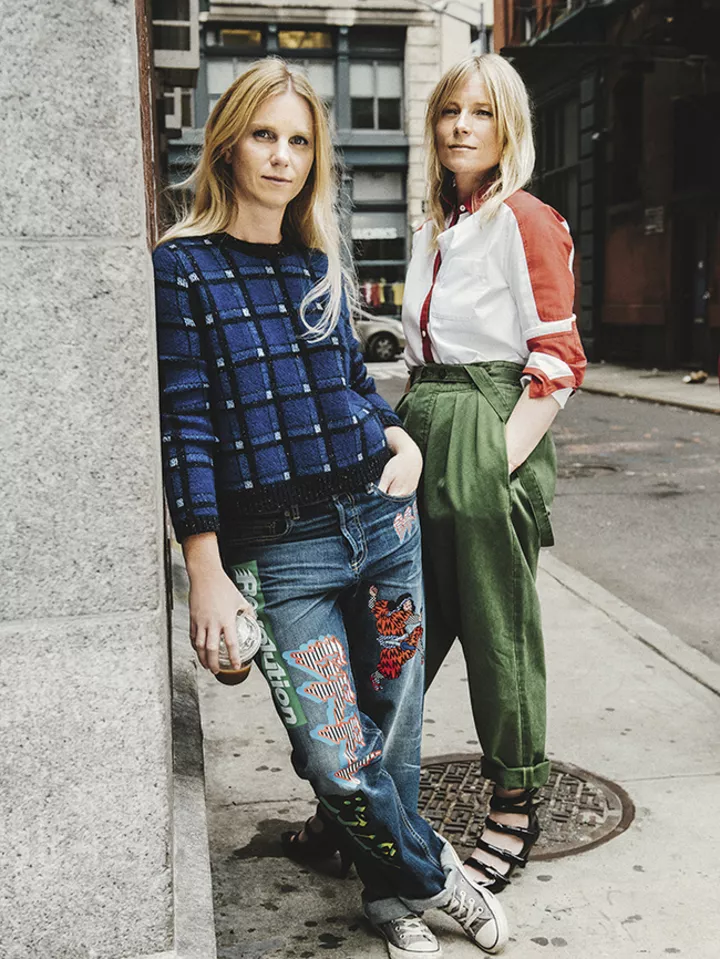 Кэти Хиллиер и Луэлла Бартли в Нью-Йорке. На дизайнерах одежда из их дебютной коллекции для Marc by Marc Jacobs сезона осень-зима – 2014/2015, призванной задать вектор развития бренда на годы вперед