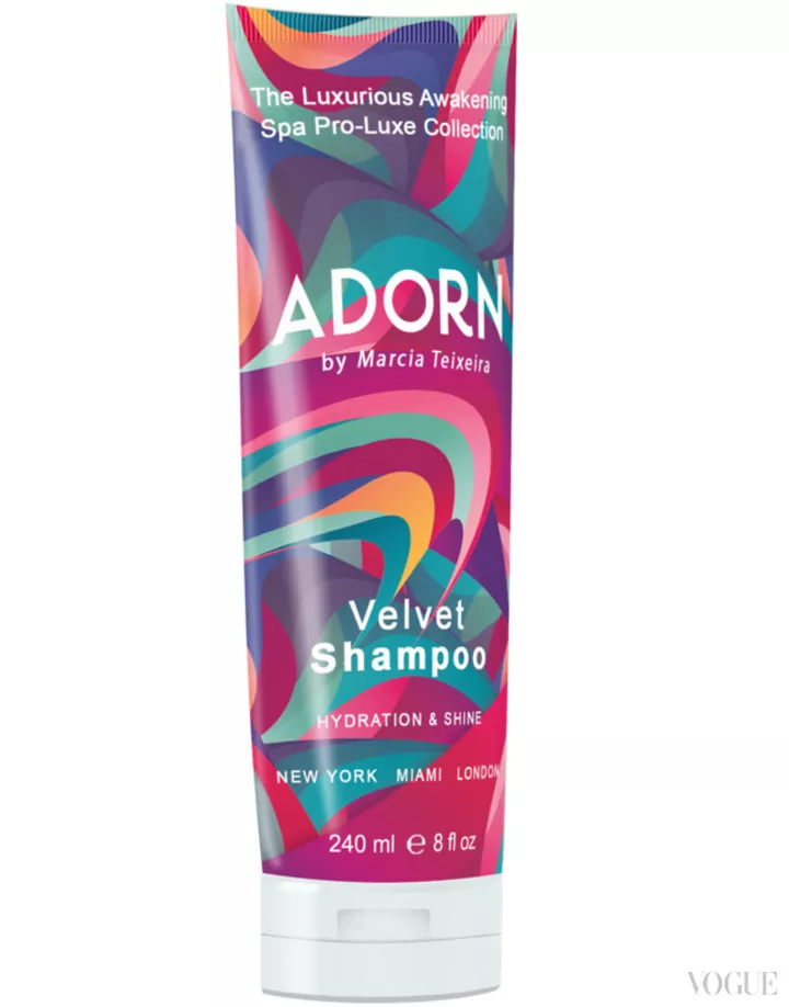 Бессульфатный шампунь Velvet Adorn с морским коллагеном и маслом киноа, который сохраняет цвет и делает волосы мягкими и блестящими