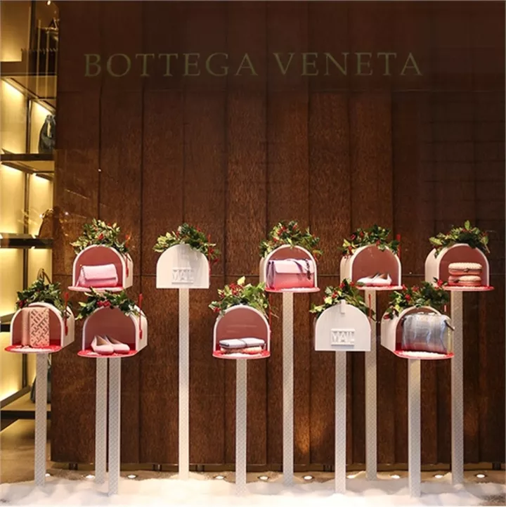 Рождественские витрины Bottega Veneta