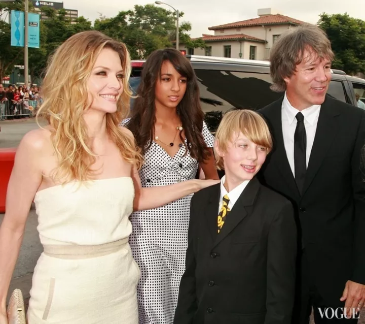 Мишель Пфайффер с детьми и мужем на лос-анджелесской премьере фильма "Лак для волос"