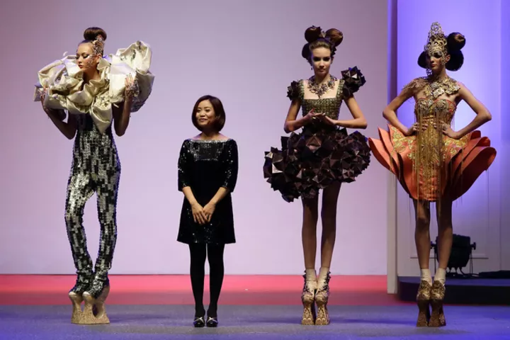 Финал показа Guo Pei на Неделе моды в Шанхае