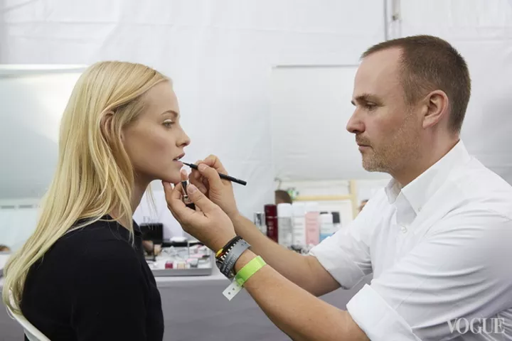 Питер Филипс делает макияж Гинте Лапине перед показом Dior Couture осень 2014-зима 2015