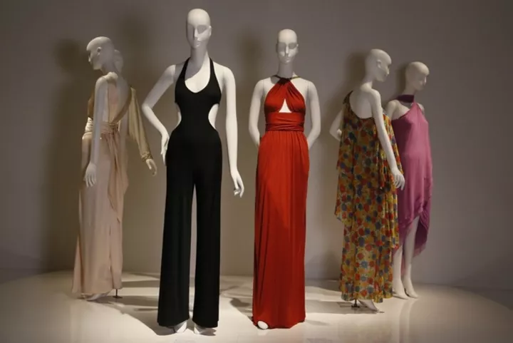 Комбинезон Halston, 1976 и платье Yves Saint Laurent, 1974