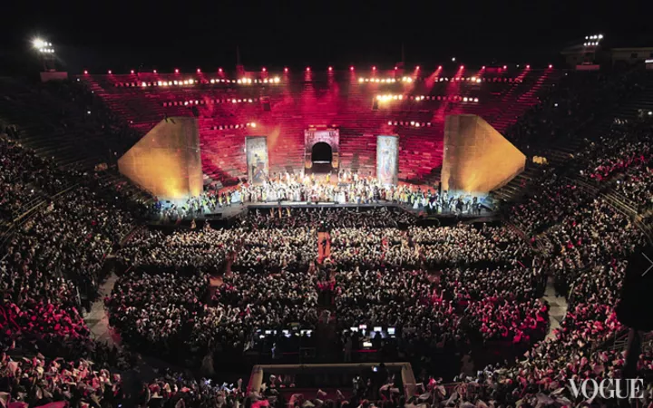 Культовая веронская Арена ди Верона одновременно может вместить 15 тысяч любителей оперы