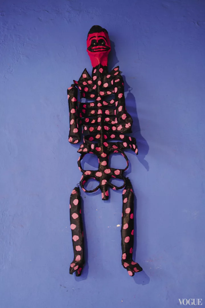 Старинная игрушка-скелет украшает интерьер дома Диего Риверы и Фриды Кало