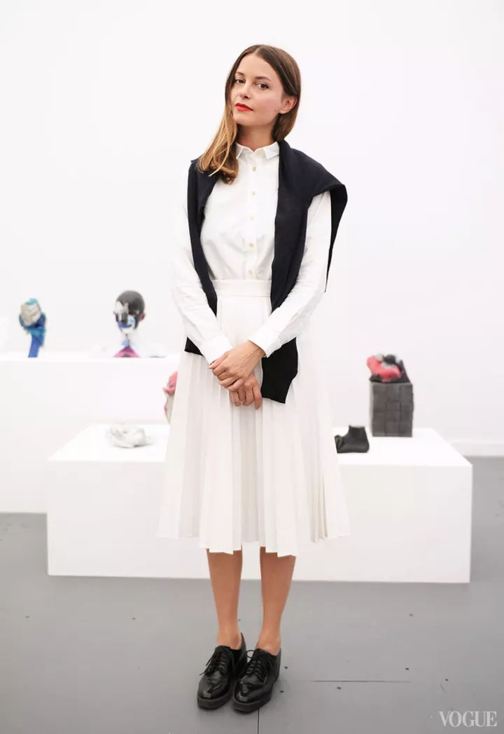 Коллекционер Анжела Веббер в свитере Givenchy, сорочке Maison Kitsun? и винтажной обуви, Frieze New York
