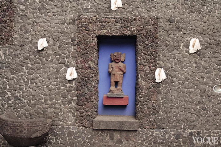 Древняя индейская статуэтка во дворе дома Риверы и Кало