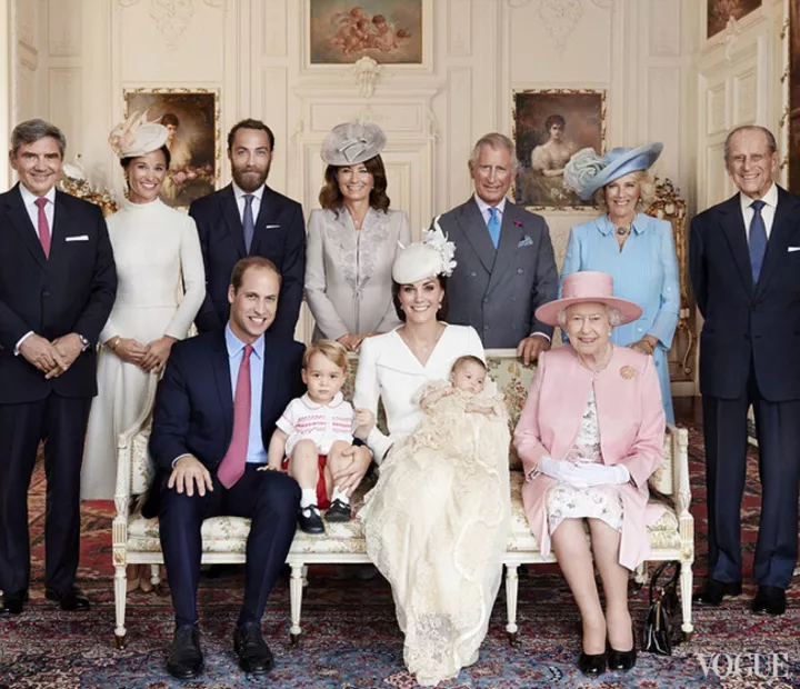 Слва направо: Майкл Миддлтон, Пиппа Миддлтон, Джеймс Миддлтон,Кэрол Миддлтон, принц Чарльз, Камилла, герцогиня Корнуэлла, принц Филипп. Внизу – принц Уильм и герцогиня Кэтрин с детьми и королева Елизавета