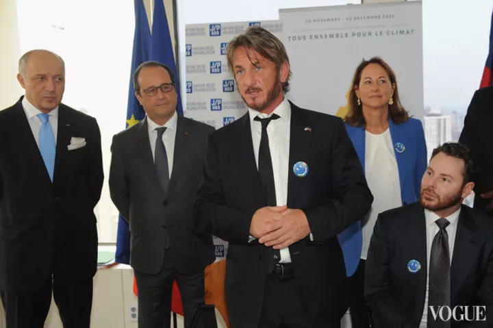 Шон Пенн, за ним президент Франции Франсуа Олланд и министр экологии Сеголен Руаяль экологии 