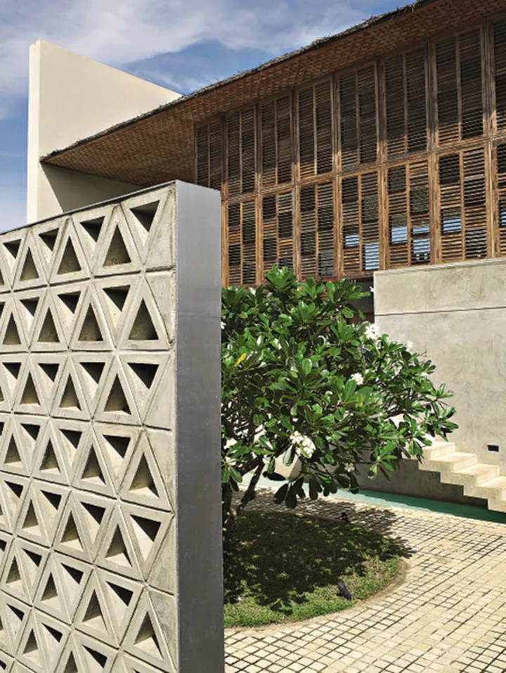 Тыльная сторона дома – патио с плюмерией – фирменный прием шри-ланкийского архитектора Джеффри Бава
