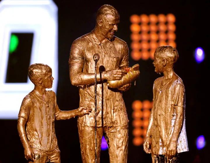Дэвид Бекхэм со своими сыновьями Ромео и Крузом на детской церемонии Nickelodeon Kids' Choice Sports Awards 2014