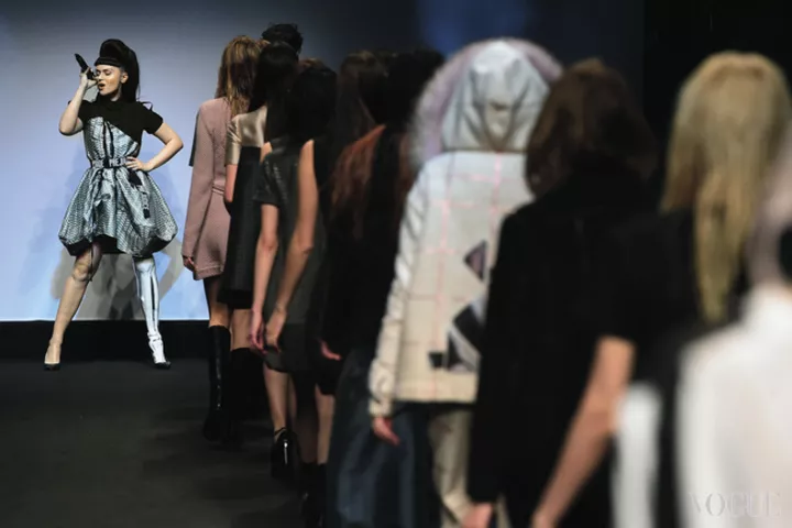 Перформанс певицы Виктории Модесты на показе Grinko, осень-зима – 2015/2016 на Неделе моды в Милане