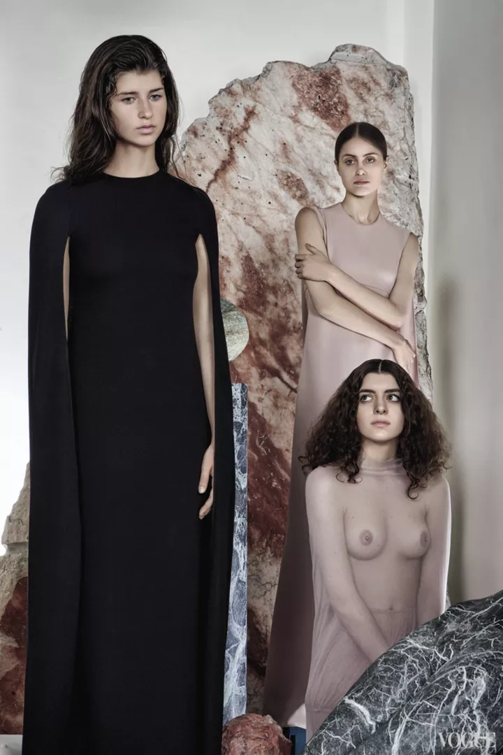 На моделях (слева направо): черное платье из хлопка, архив Valentino; бежевое платье из хлопка, архив Valentino; накидка из тюля, Cristina Bomba.
Фото: Luca Peruzzi  
