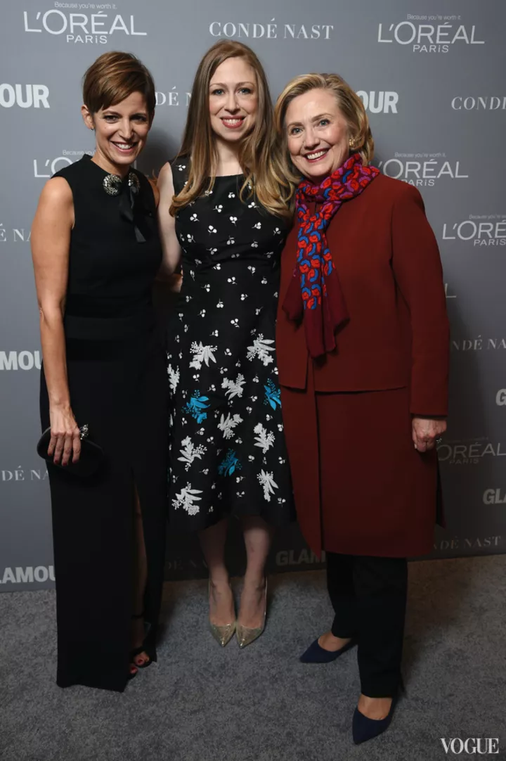 Хиллари Клинтон с дочерью Челси и главредом Glamour USA Синди Лив (2014)