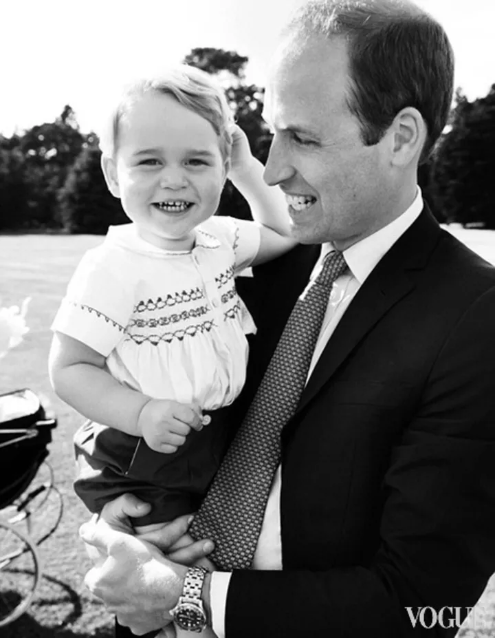 Принц Георг с отцом на официальном портрете с крестин принцессы Шарлотты, сделанном известным фотографом Марио Тестино
