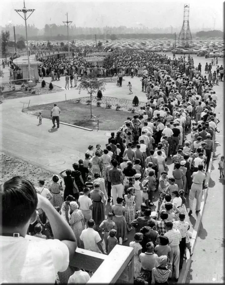 очередь в день открытия (17 июля 1955)