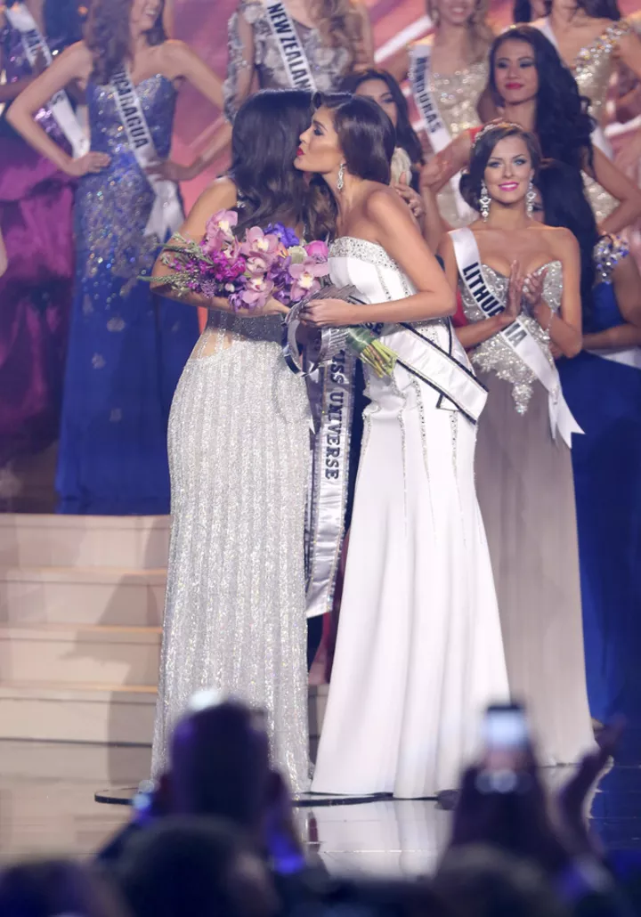 "Мисс Вселенная 2013" Габриэла Ислер поздравляет победительницу Паулину Вега