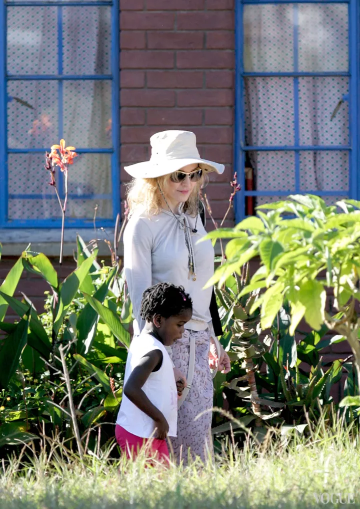 Мадонна с приемной дочерью Мерси Джеймс в 2010-м во время приезда вродную деревню Мерси