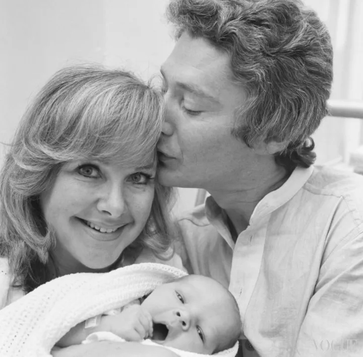 Тимоти Карлтон Камбербэтч и Ванда Вентхам с новорожденным сыном Бенедиктом (1976)