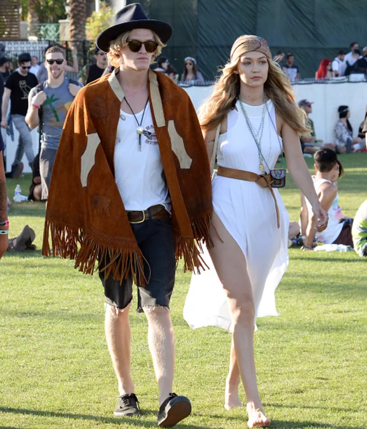 Джиджи Хахид со своим бойфрендом Коди Симпсоном на фестивале Coachella 2015