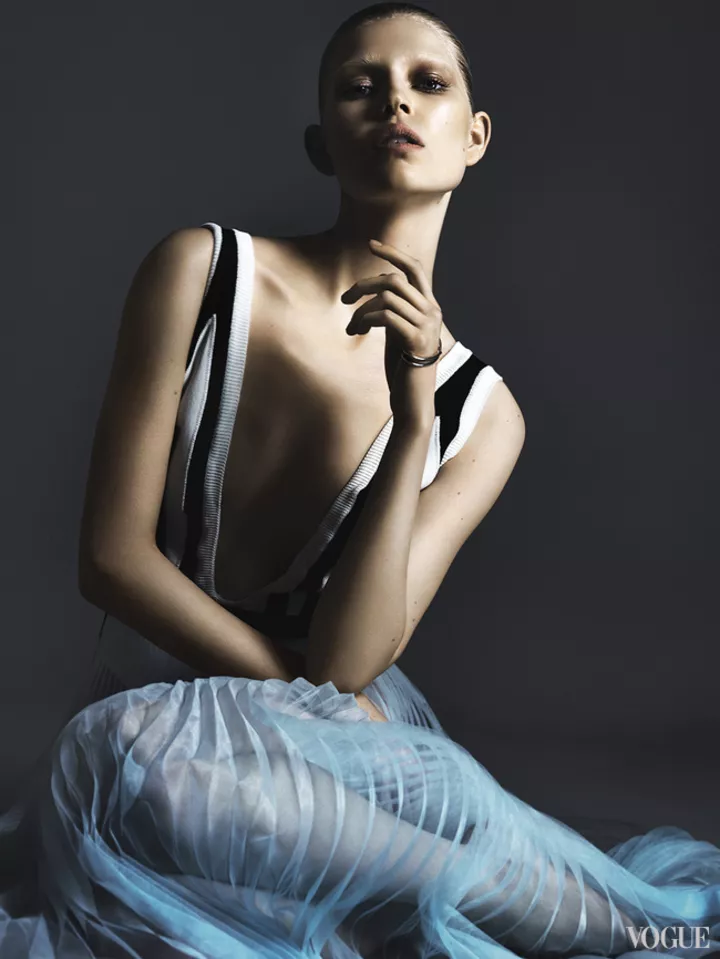 Боди из хлопка и вискозы, Givenchy; шелковая юбка, Antonio Marras; браслет, серебро, INNAN Jewellery