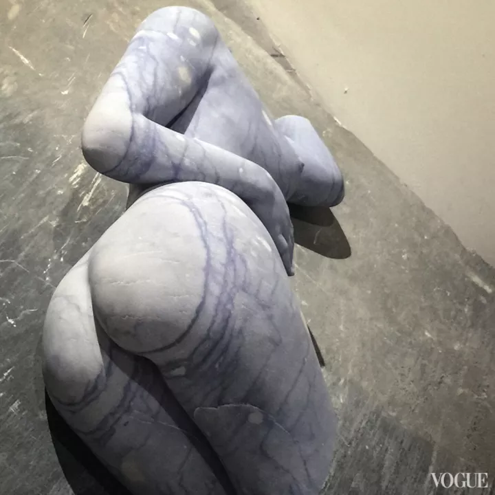 Фрагмент скульптуры из мрамора
Pregnant azul (VBM.010.11).
Фото: Vanessa Beecroft