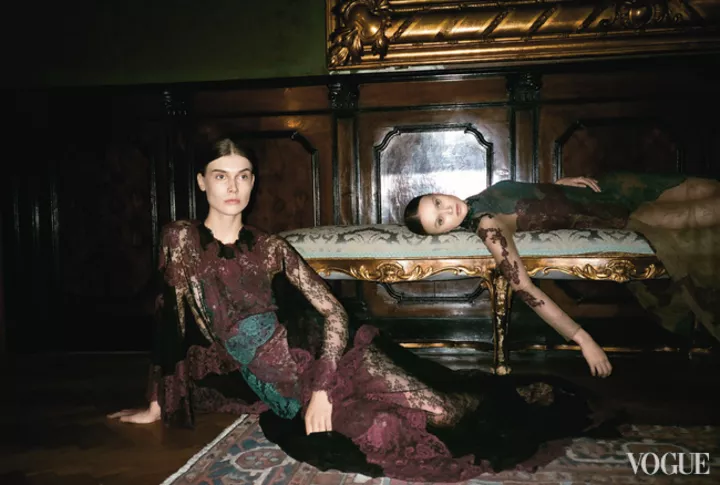 На моделях (слева
направо): платье из
кружева и тюля, архив
Valentino; платье из
кружева и тюля,
архив Valentino.
Фото: Vanessa Beecroft