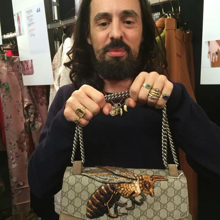 Алессандро Микеле держит первую созданную им сумку Gucci, украшенную огромной пчелой