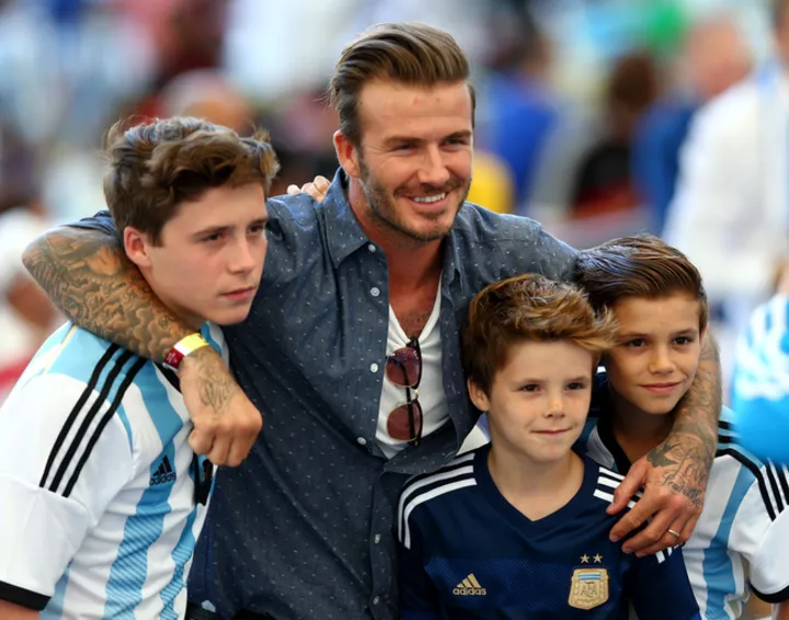 Дэвид Бекхэм с сыновьями на Чемпионате мира по футболе во время финального матча "Германия – Аргентина"