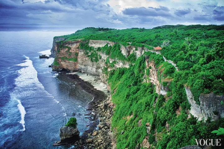 У острова Бали замечательное месторасположение: с юга его омывает океан, с севера – море Бали Тихого океана. С запада Балийский пролив отделяет его от острова Ява, а с востока – Ломбокский пролив от острова Ломбок
