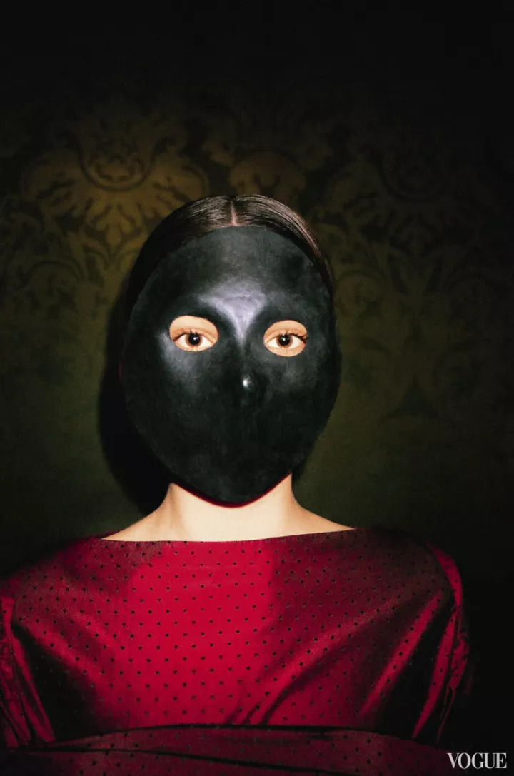 Платье из шелка, маска, все – Cristina Bomba.
Фото: Vanessa Beecroft