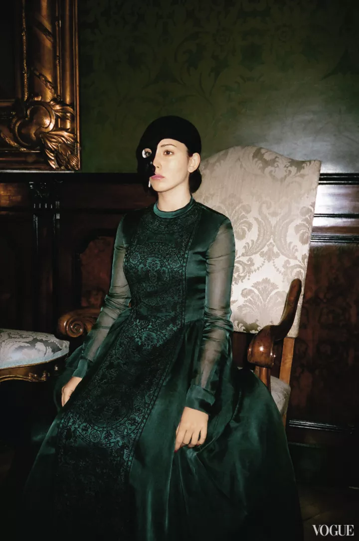 Платье из шелка и кружева,
архив Valentino; маска,
Cristina Bomba.
Фото: Vanessa Beecroft