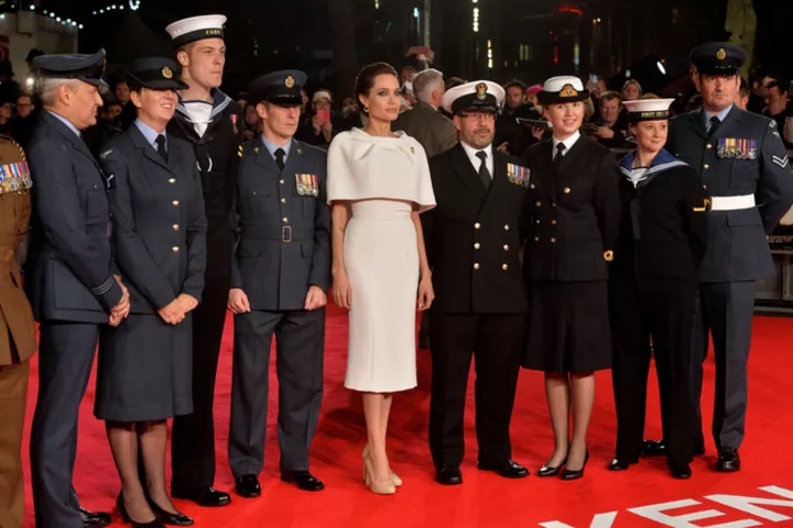 Анджелина Джоли  в окружении британских военнослужащих